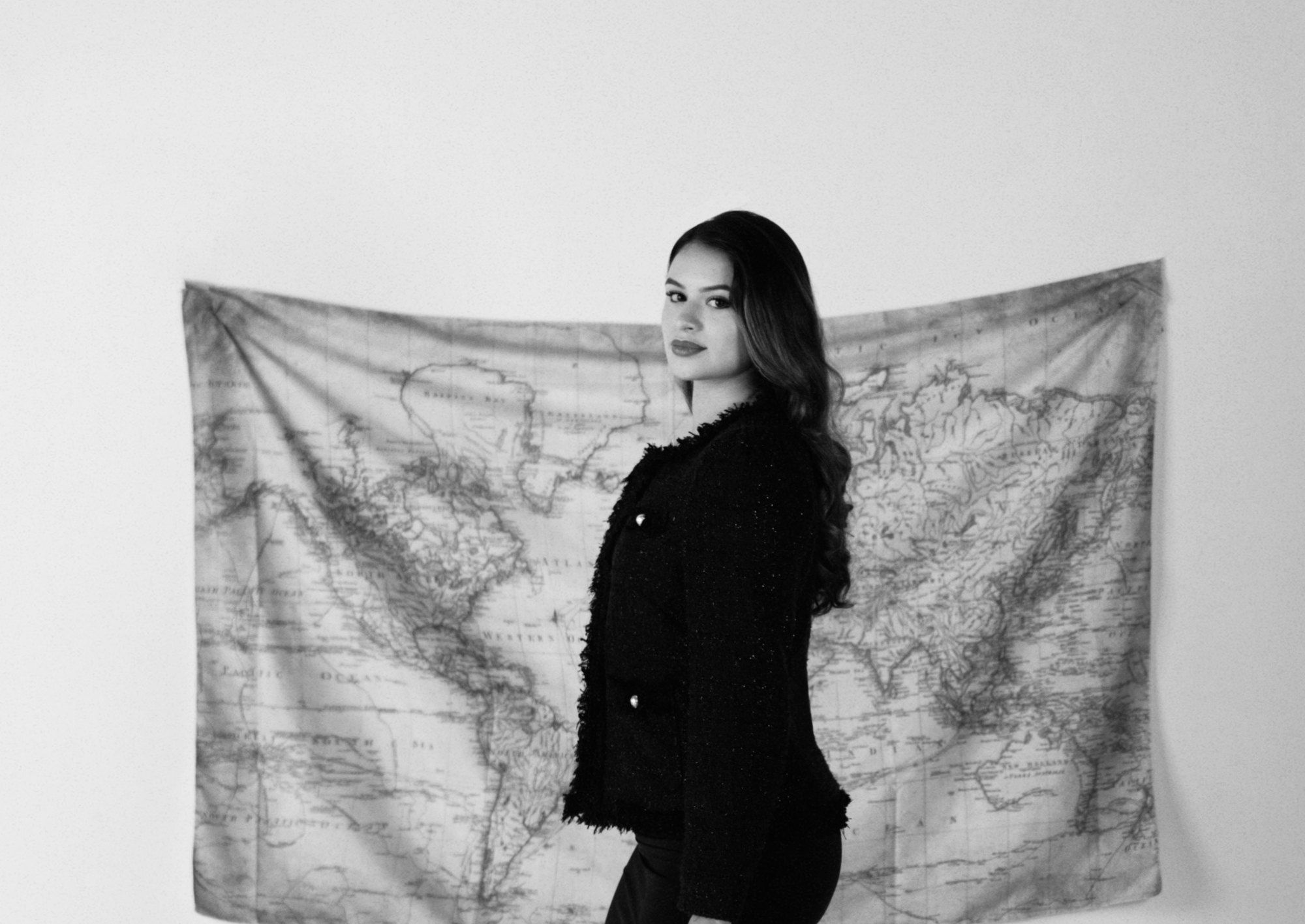 Frida in front of a world map